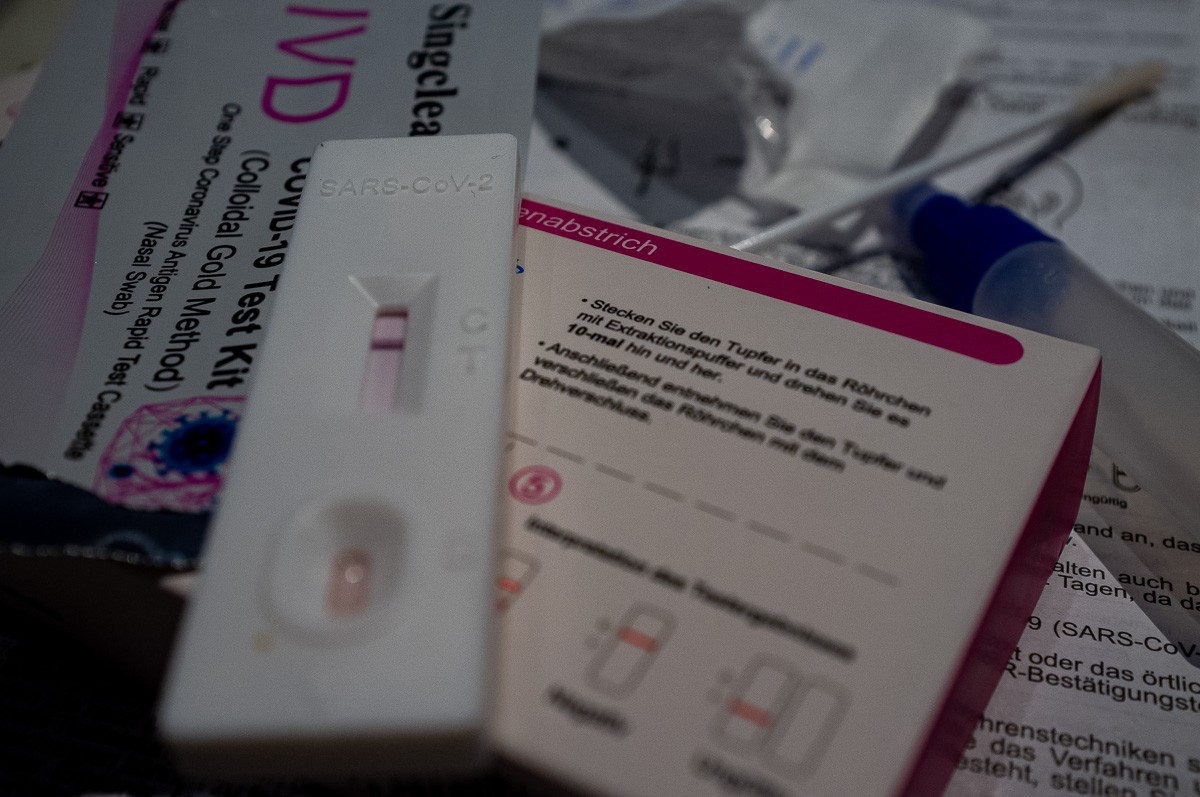 Un estudi determina que la meitat dels positius de Covid-19 ja no són contagiosos al cinquè dia