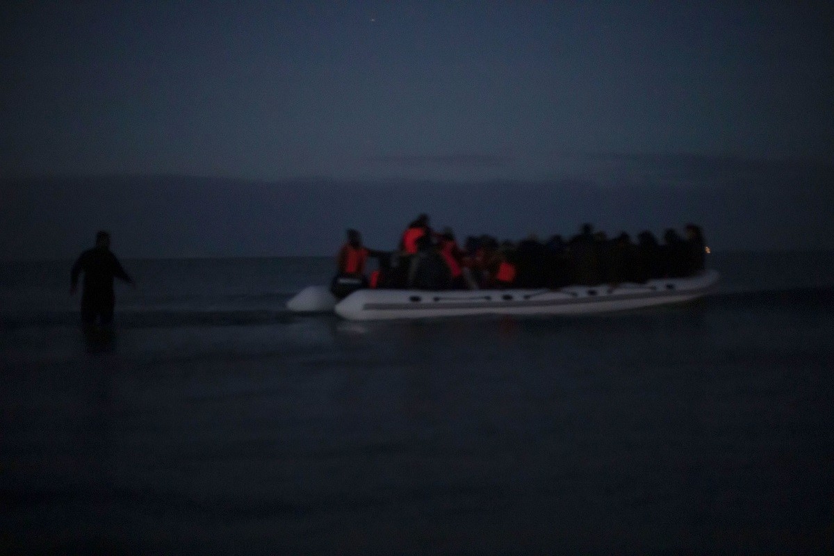 Una barca es dirigeix cap al Regne Unit en plena nit des de les costes franceses - Sergi Cámara