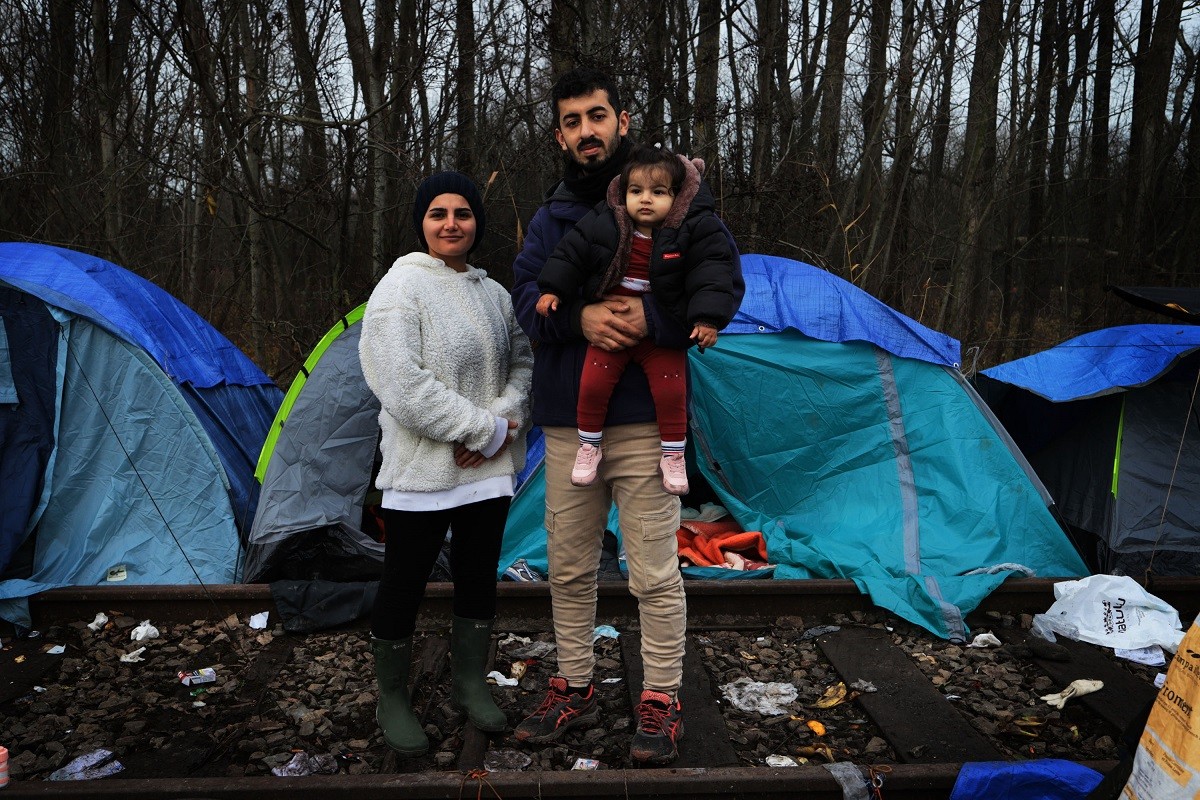 L'Honar i la Lailan amb la seva filla Liva al campament de Grande Synthe (França) - Sergi Cámara
