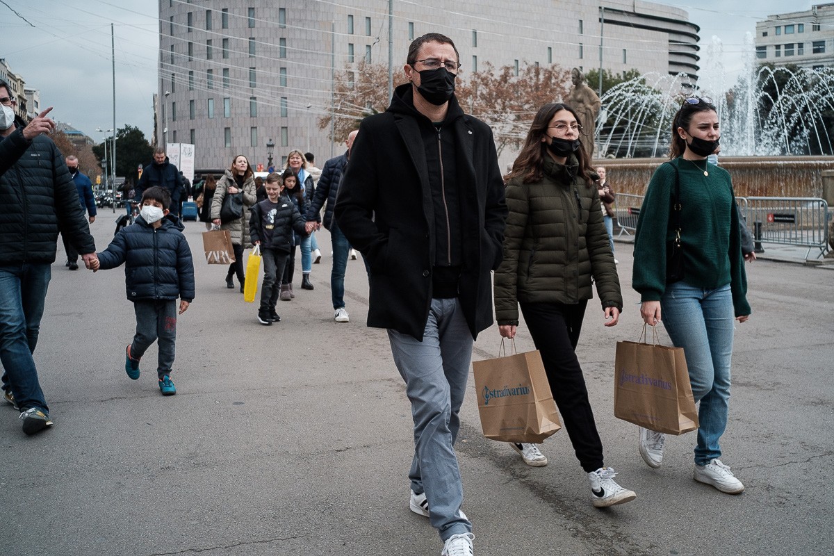 Gent amb mascareta al centre de Barcelona. - Adrià Costa
