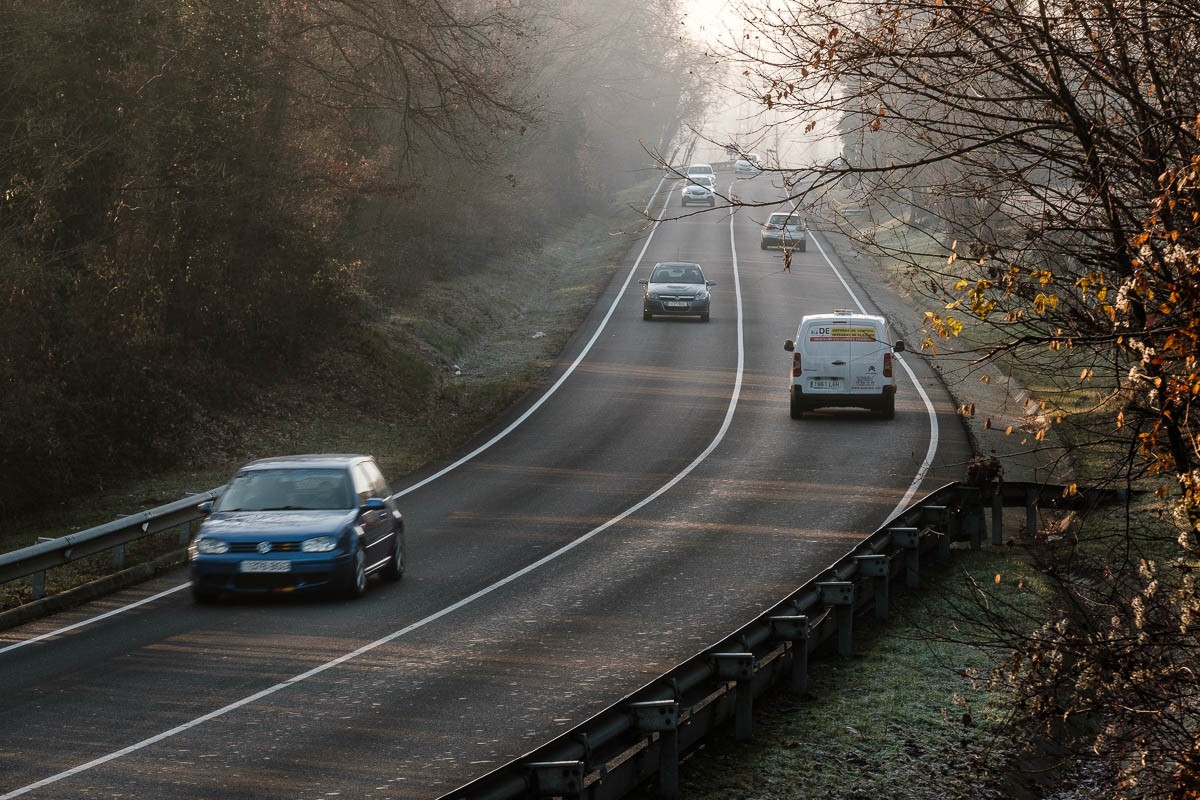 Quan et pots saltar una línia contínua a la carretera?