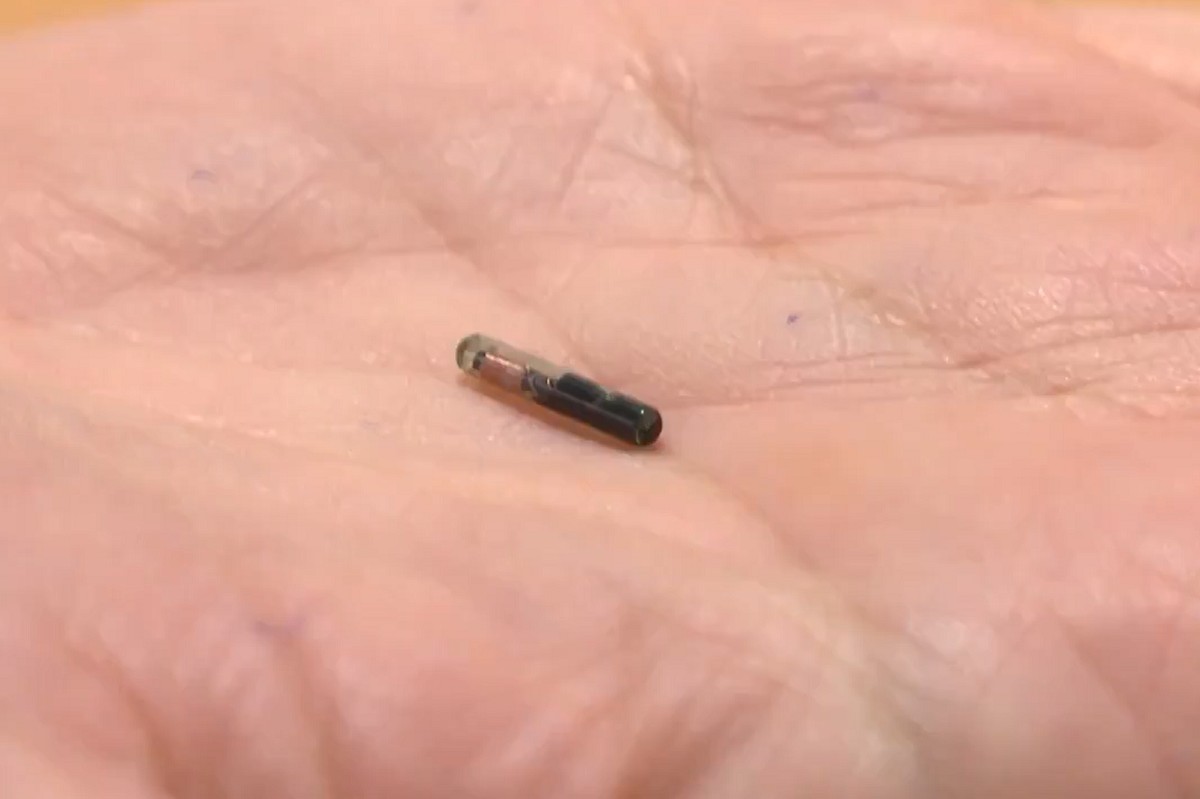 Inventen un microxip per implantar-se el passaport Covid sota la pell