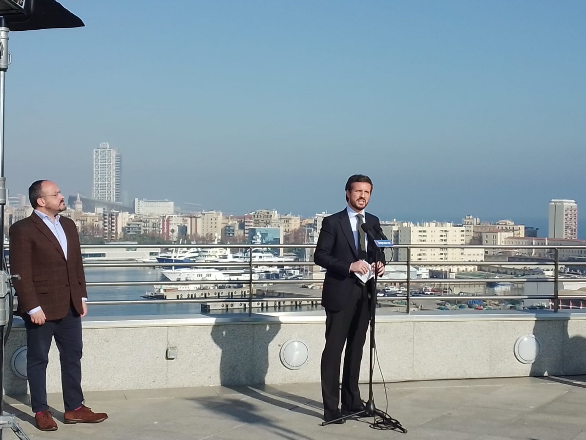 Casado atia el foc lingüístic pressionat per Ayuso i Vox