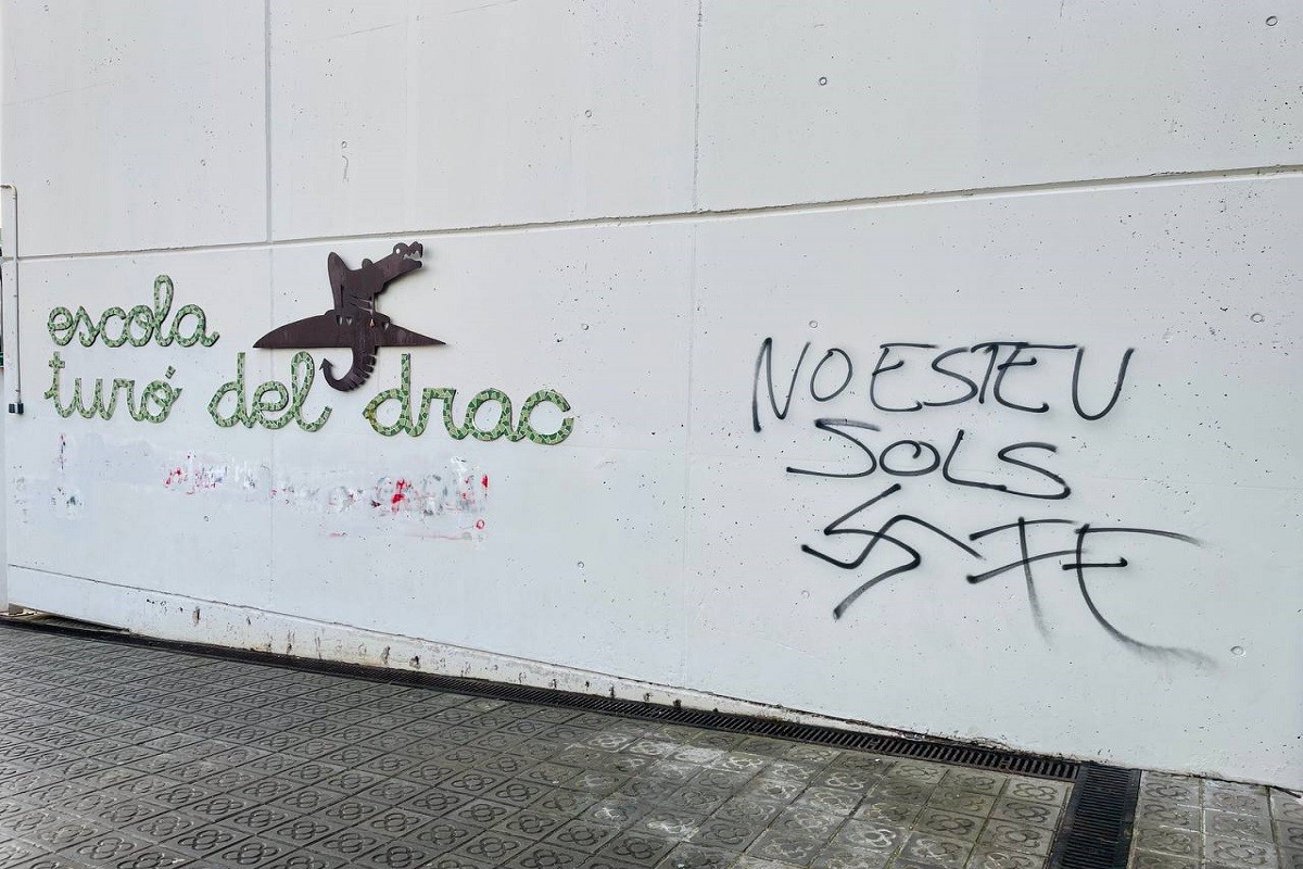 Apareixen pintades feixistes a l'escola Turó de Drac de Canet de Mar