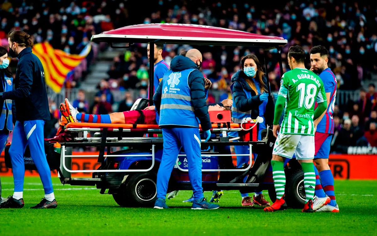 Gavi rep l'alta hospitalària després de patir una commoció en el partit contra el Betis