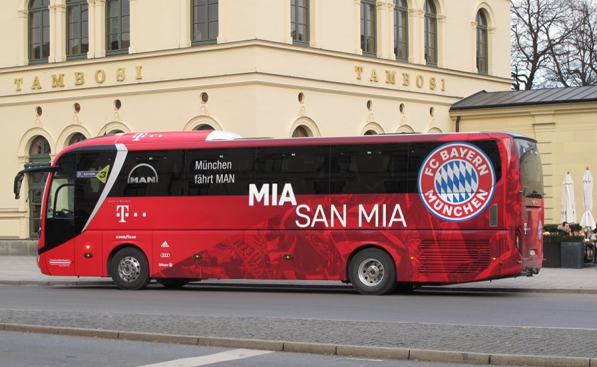 L’autocar oficial del Bayern amb la consigna  - Andrzej OtrÄ™bski