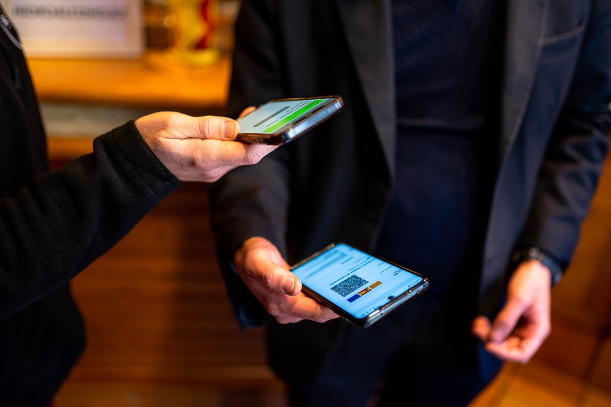 Incertesa als hotels amb el passaport Covid: no cal tenir-lo per dormir, però sí per consumir