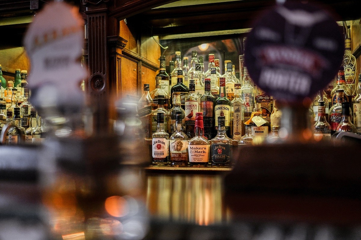 S'adorm al lavabo d'un bar abans que tanquin i la policia el troba bevent «tranquil·lament» a la barra