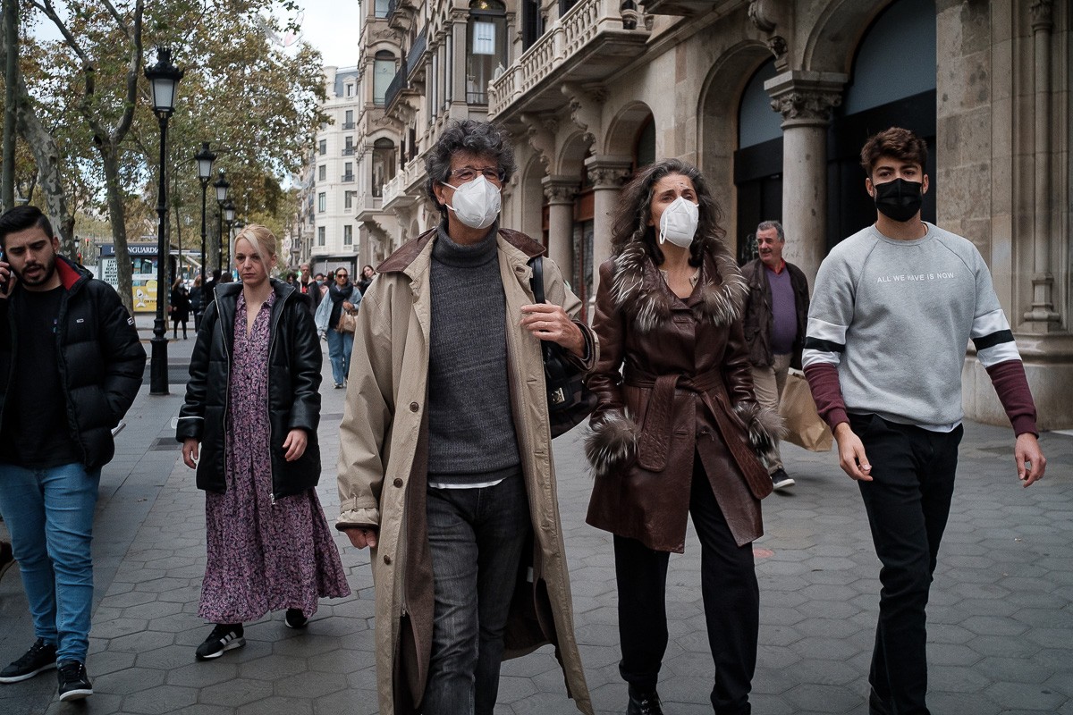 Gent amb mascareta al centre de Barcelona. - Adrià Costa
