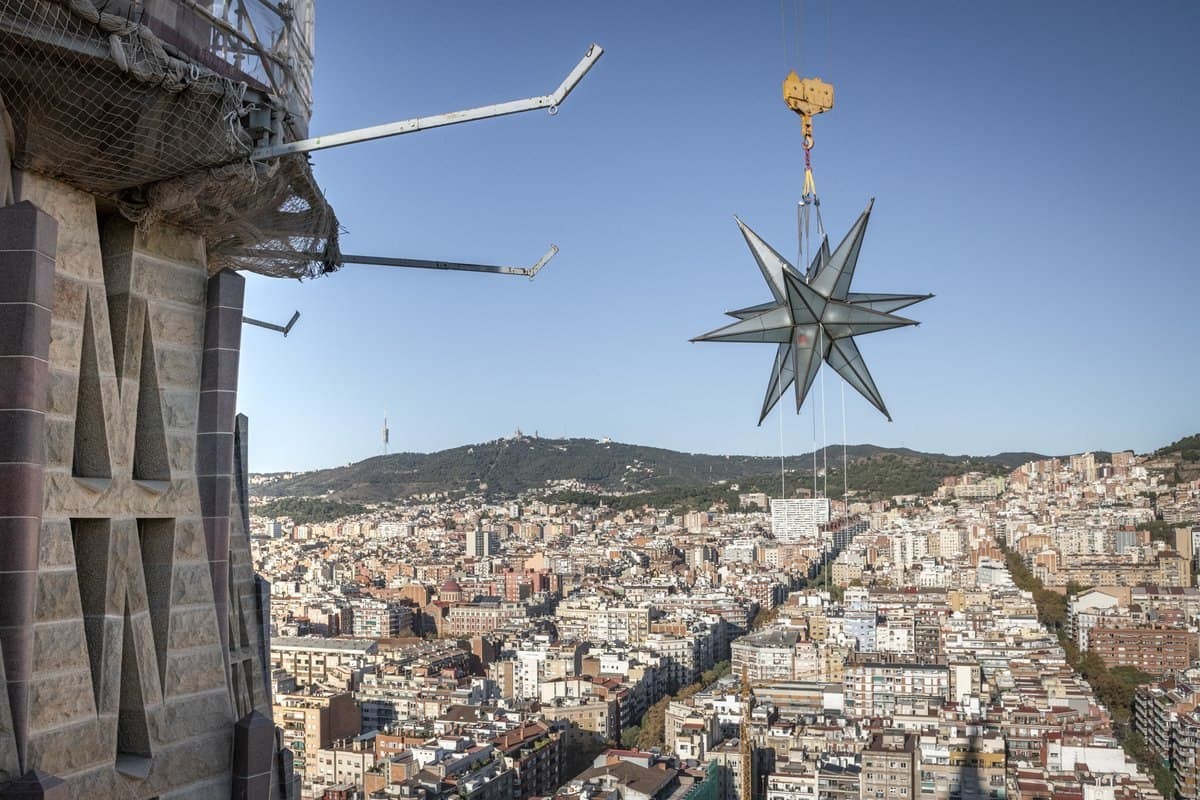 L'estel de la Sagrada Família mentre el pujaven amb una grua - Sagrada Família
