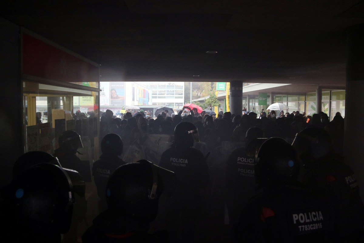 Càrregues contra els manifestants que intentaven accedir a l'acte espanyolista a la UAB