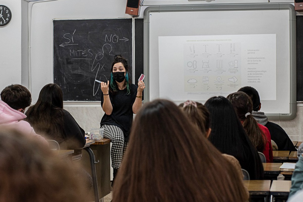 Anna Sala, tallerista del CJAS, fent un taller d'educació afectiva i sexual a l'Escola Aloma. - Marina León González