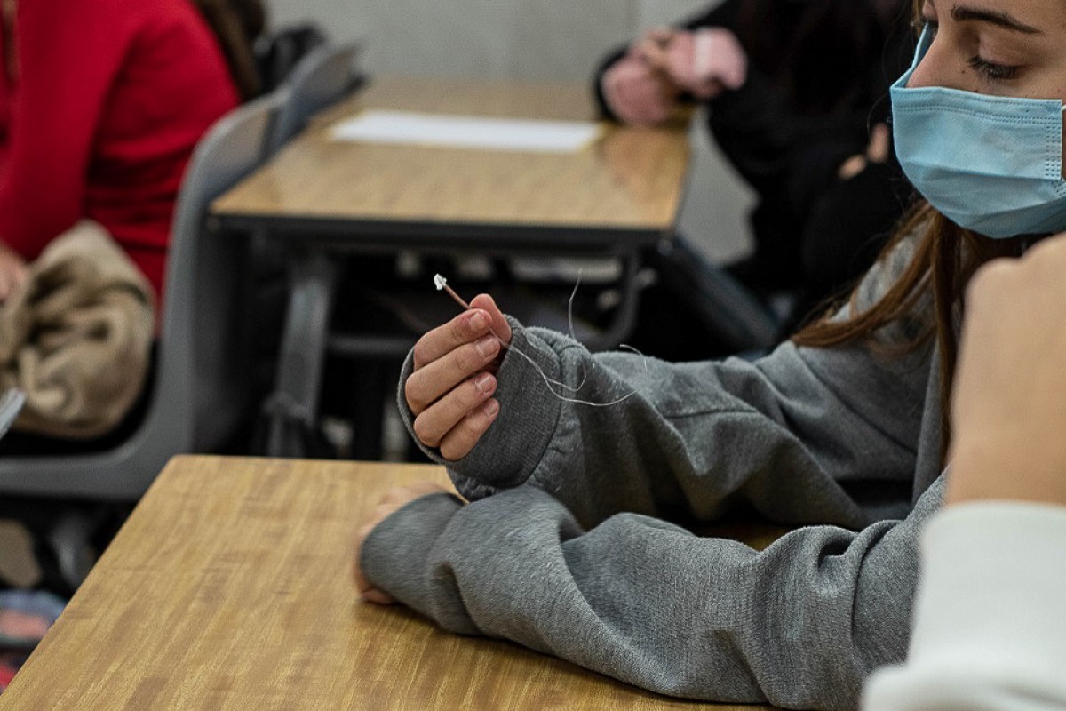 Una alumna agafa un DIU. - Marina León González