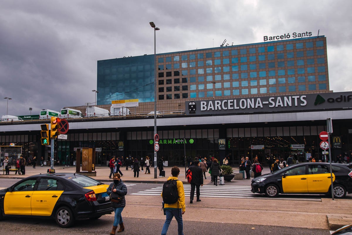 Dos joves detinguts per fer-se fotos amb un artefacte explosiu simulat a l'estació de Sants