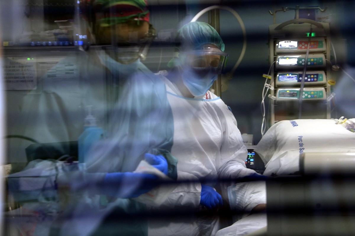 La sisena onada segueix tensant els hospitals i es mantenen els més de 2.000 casos diaris