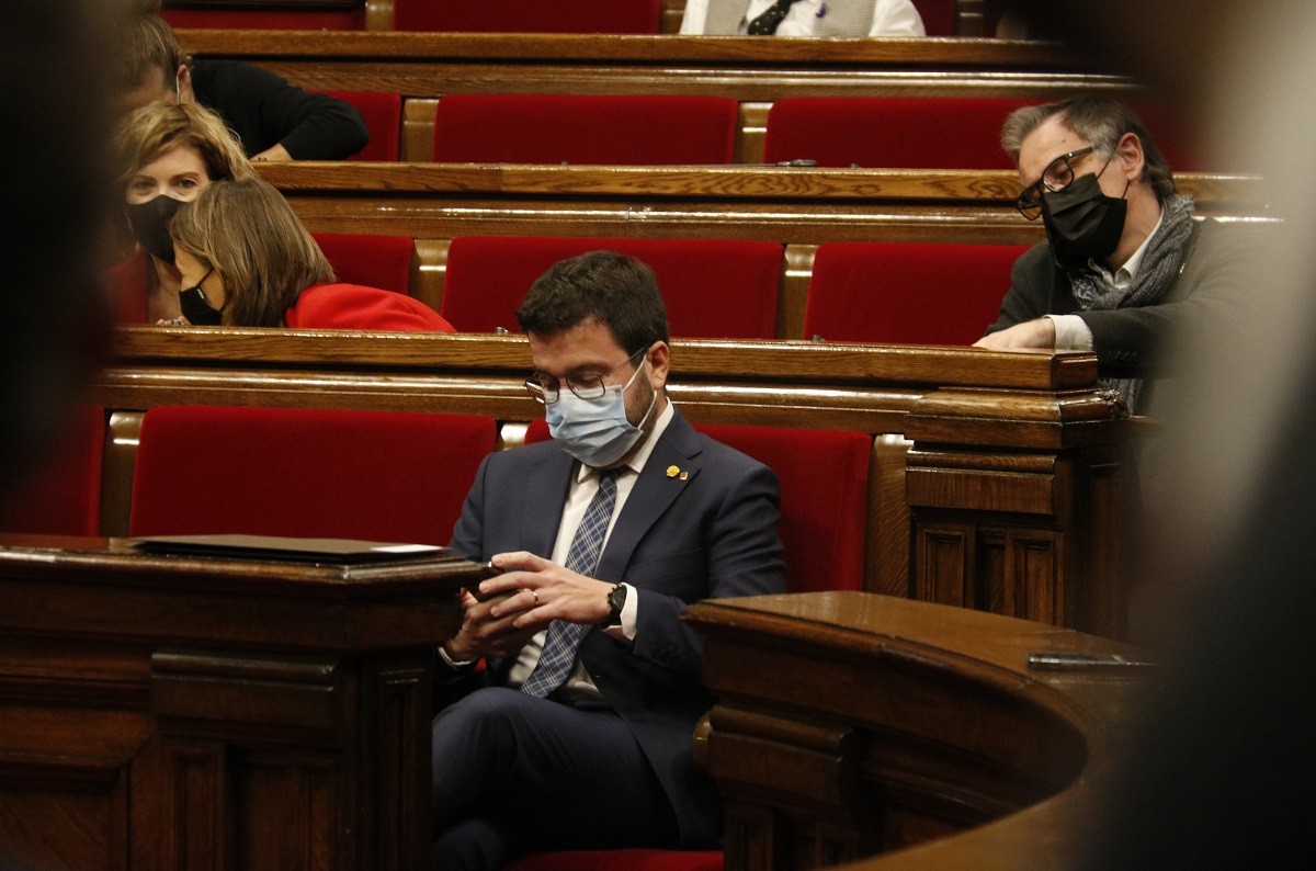 Pere Aragonès mira el mòbil en el debat de pressupostos. - ACN