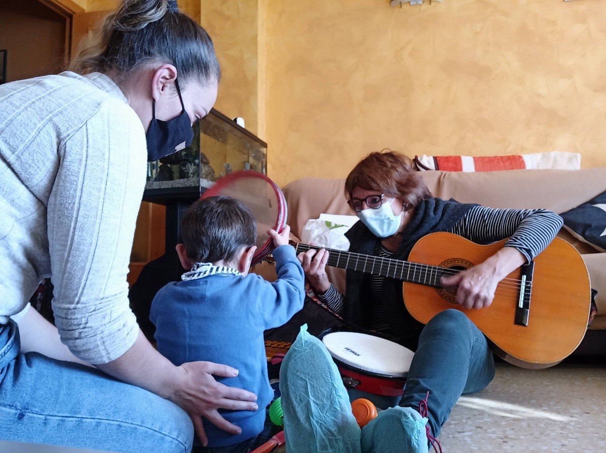 Musicoteràpia a casa per als infants que requereixen atenció pal·liativa