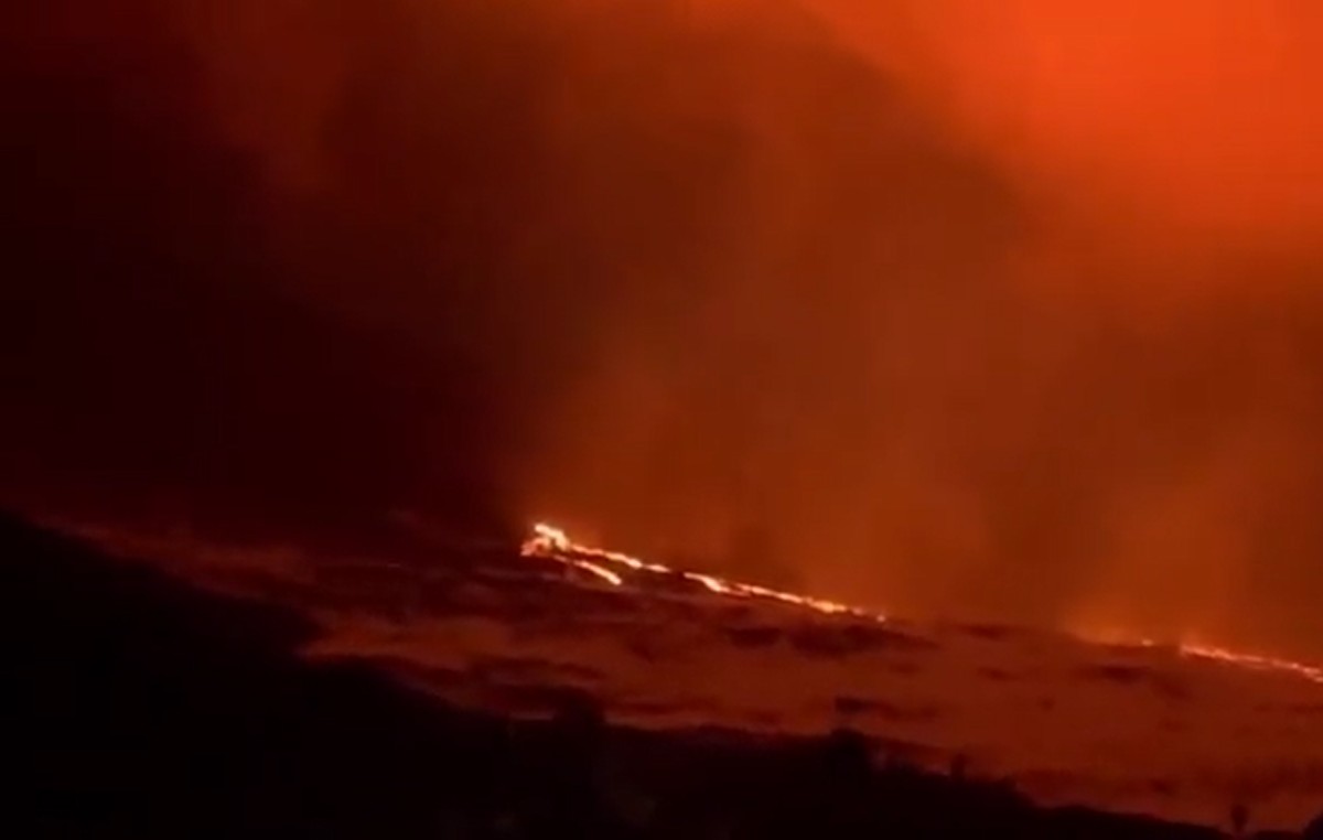 Vídeo | Pluja i lava formen un mantell de vapor d'aigua a La Palma