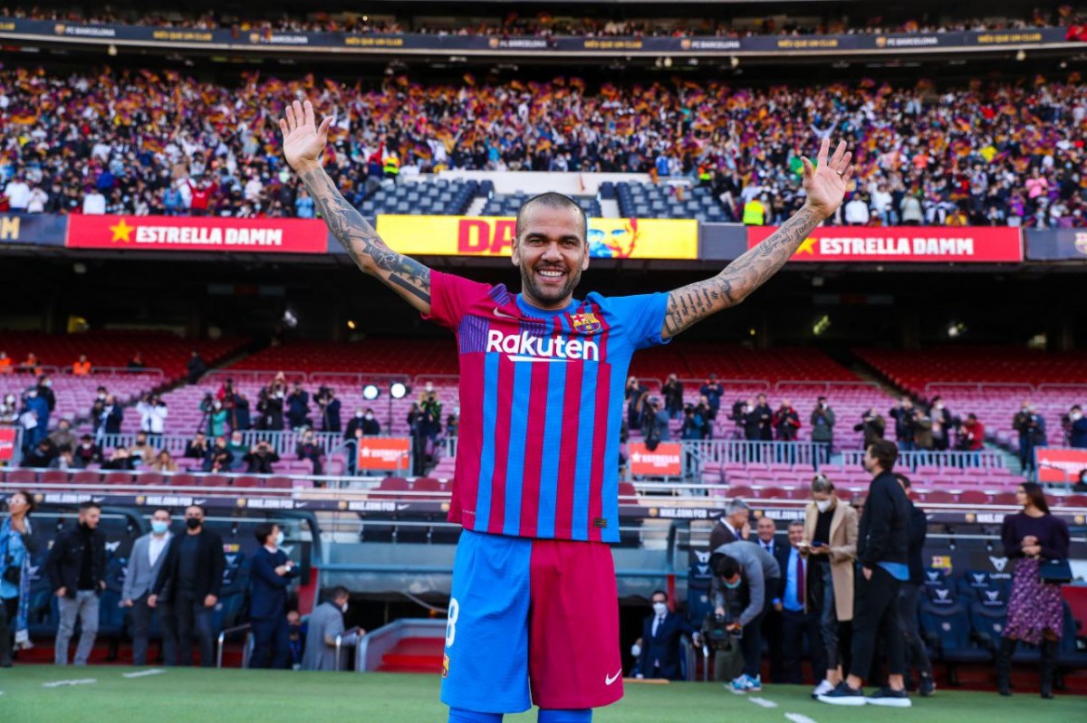 Alves reanima el barcelonisme: «Torno per fer gran el club un altre cop»