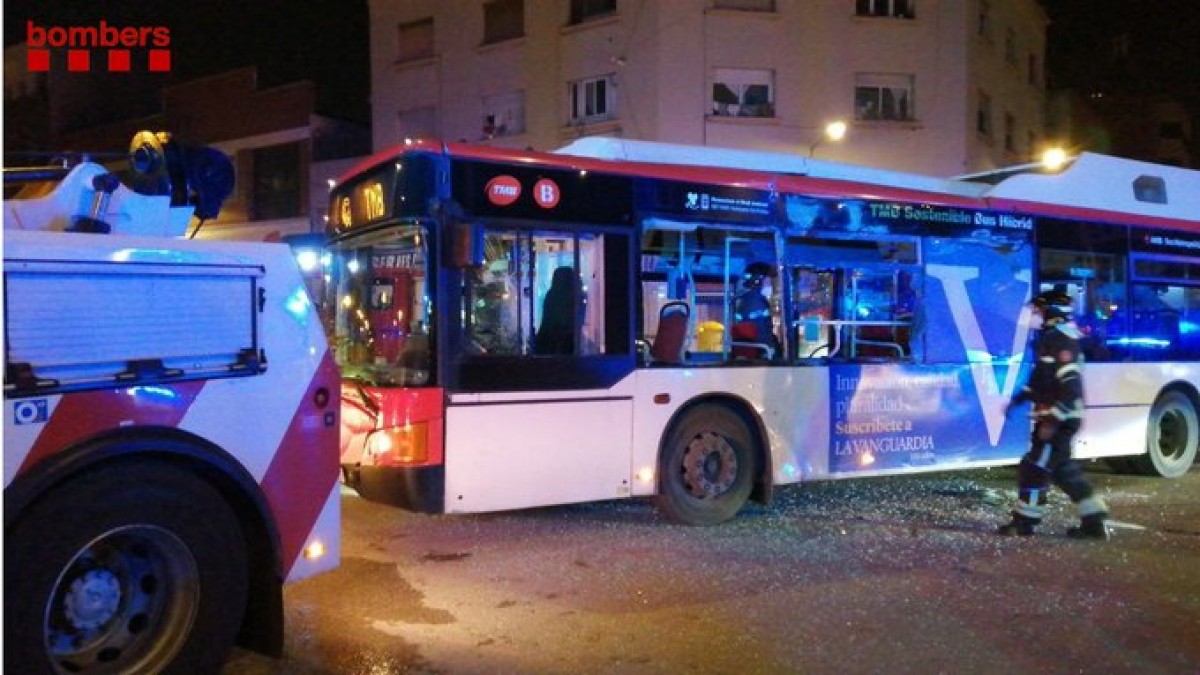Dos passatgers ferits lleus en un xoc entre dos autobusos urbans a Sant Adrià del Besòs