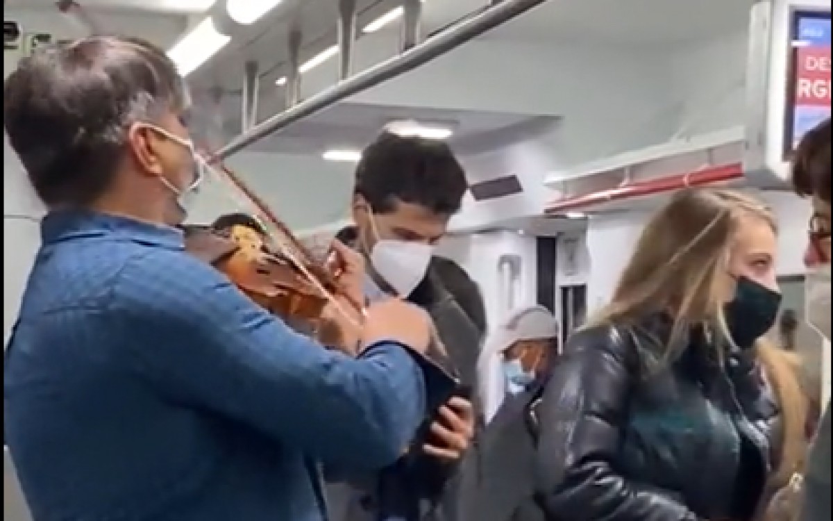 Sorpresa en un Rodalies quan un violinista es posa a tocar: els passatgers, en xoc