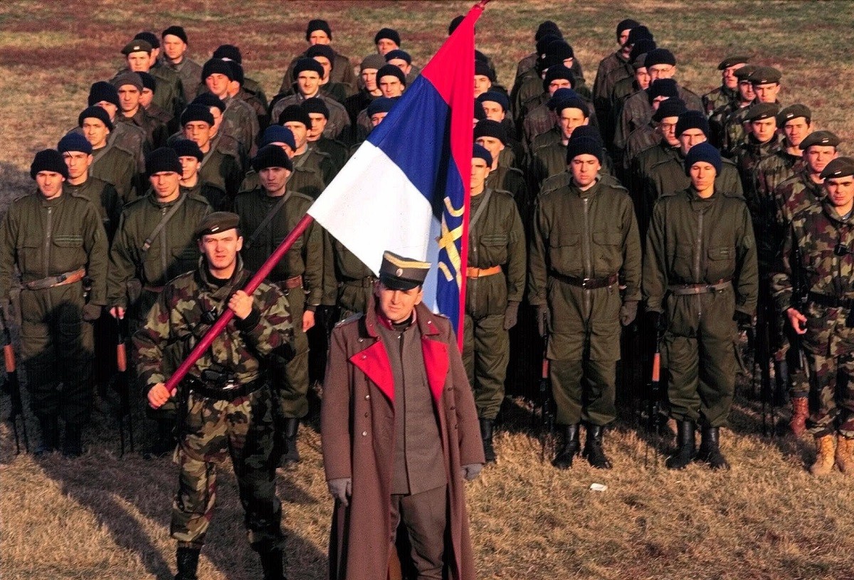 Arkan, comandant de la Guàrdia Voluntària Sèrbia, acompanyat de diversos dels seus Tigres, reclutats, en bona part, entre els radicals de l’Estrella Roja  - Font: BalkanForum