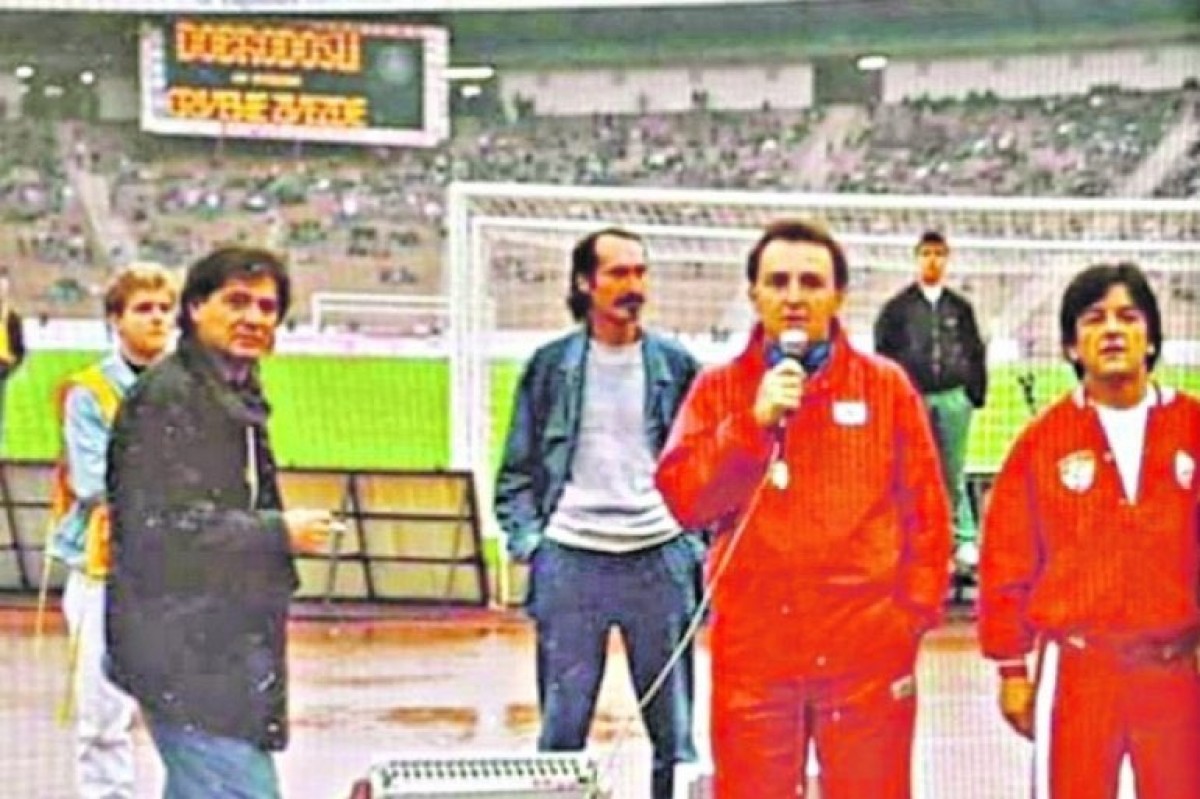 Arkan adreçant-se al gol nord de l’estadi de l’Estrella Roja com a líder dels Delije en una imatge de 1991  - Font: @IbraahimDelic