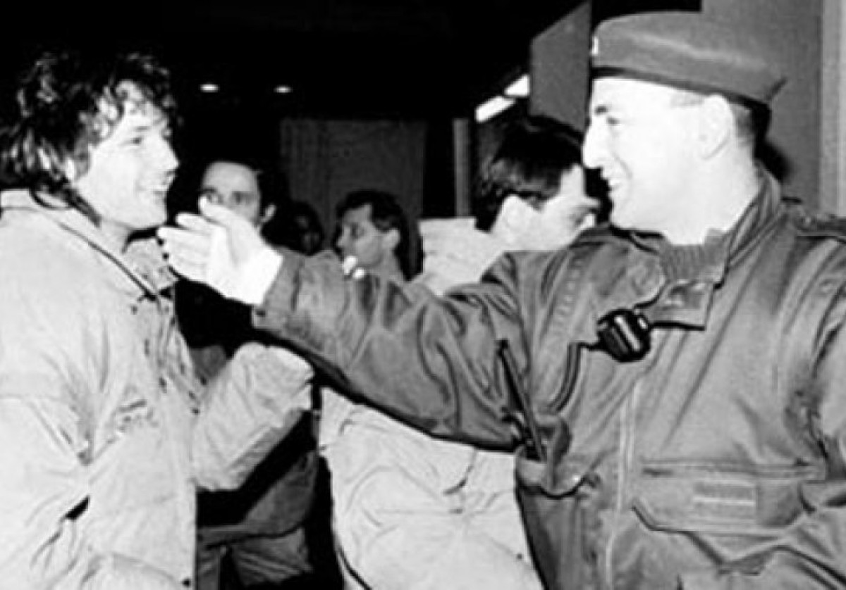 Arkan saluda afectuosament el futbolista de l’Estrella Roja originari de Vukovar, SiniÅ¡a MihajloviÄ‡, amb qui mantindria una estreta amistat  - Font: @tulipanobiancon