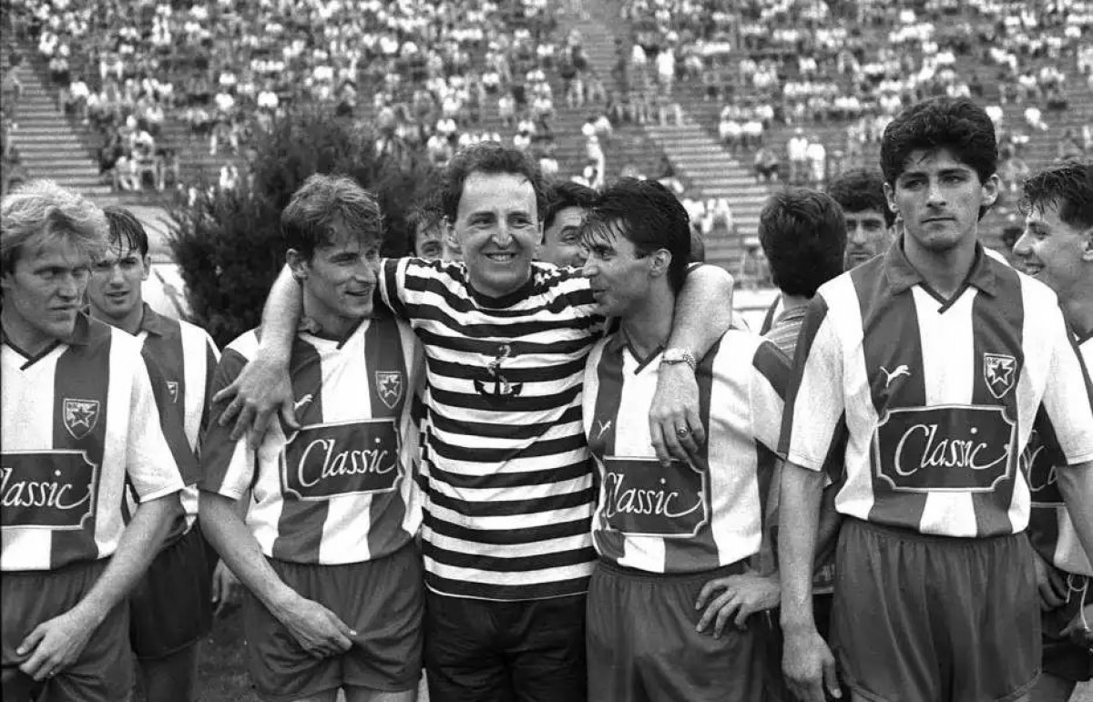 Arkan, líder dels seguidors més radicals de l’Estrella Roja, s’abraça amb els jugadors de l’equip en una imatge de 1991, any en que el club va guanyar la Copa d’Europa i la Interncontinental - Font: @zvemari