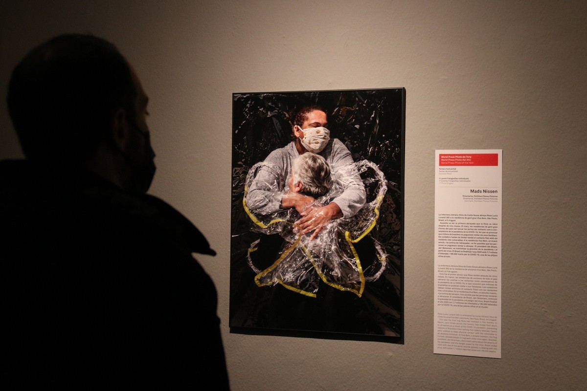 La fotografia del danès Mads Nissen, que va ser guardonada amb el premi World Press Photo 2021 - Pere Francesch