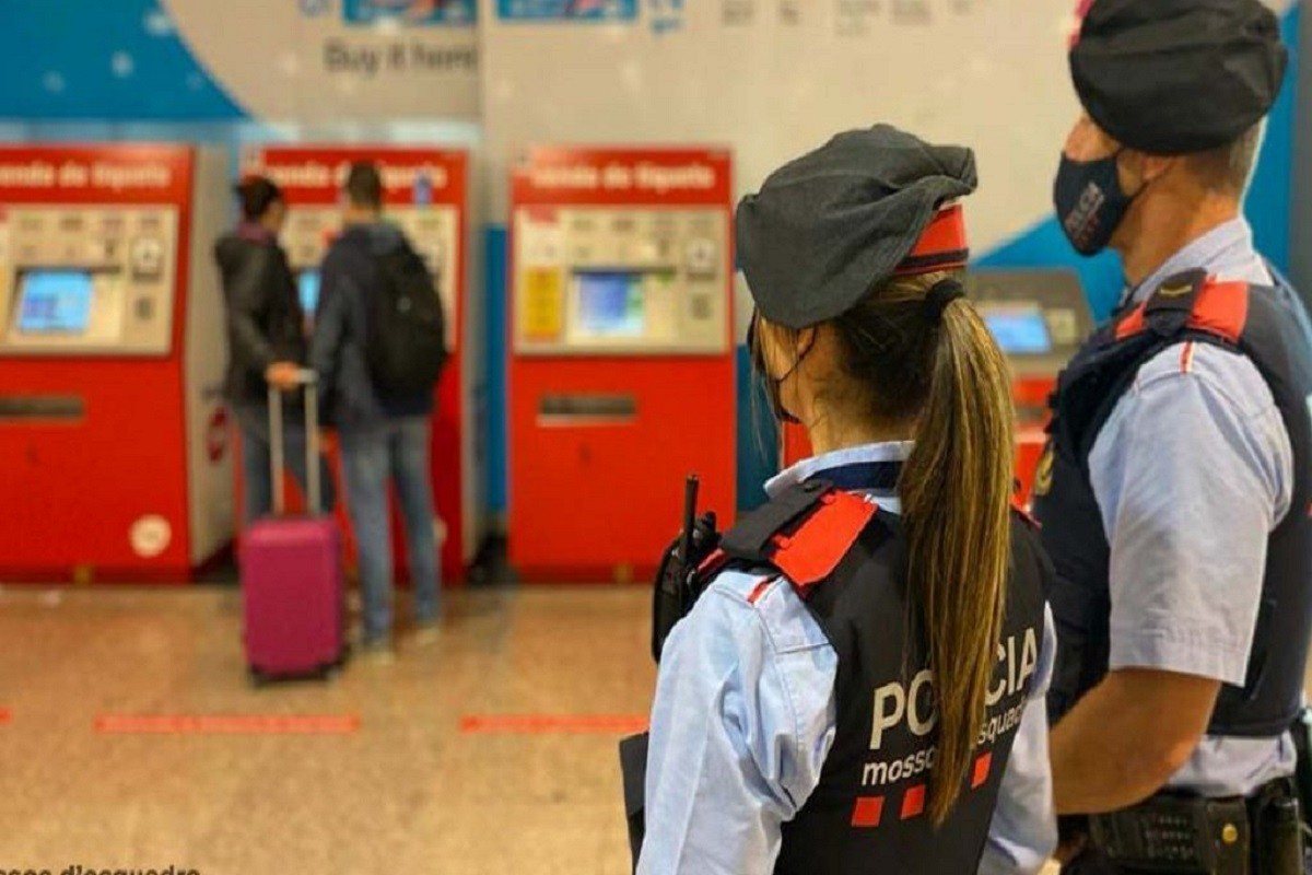Detenen 12 lladres de targetes de crèdit al metro de Barcelona