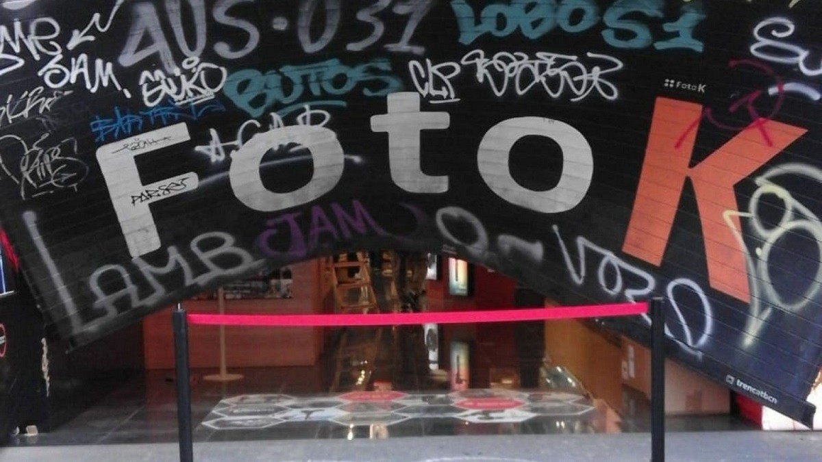 Encasten un vehicle contra una botiga de fotografies de Barcelona per robar