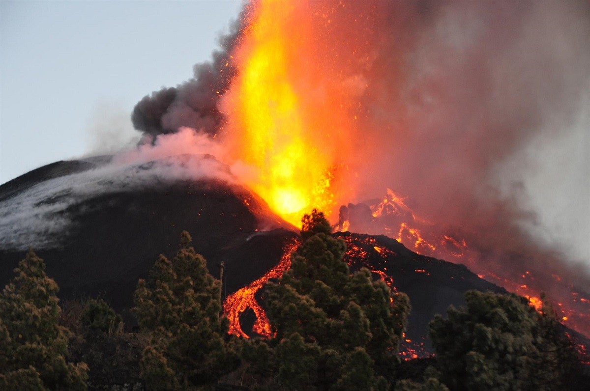 Tones de lava, cendres i sismicitat: el Cumbre Vieja no s'atura