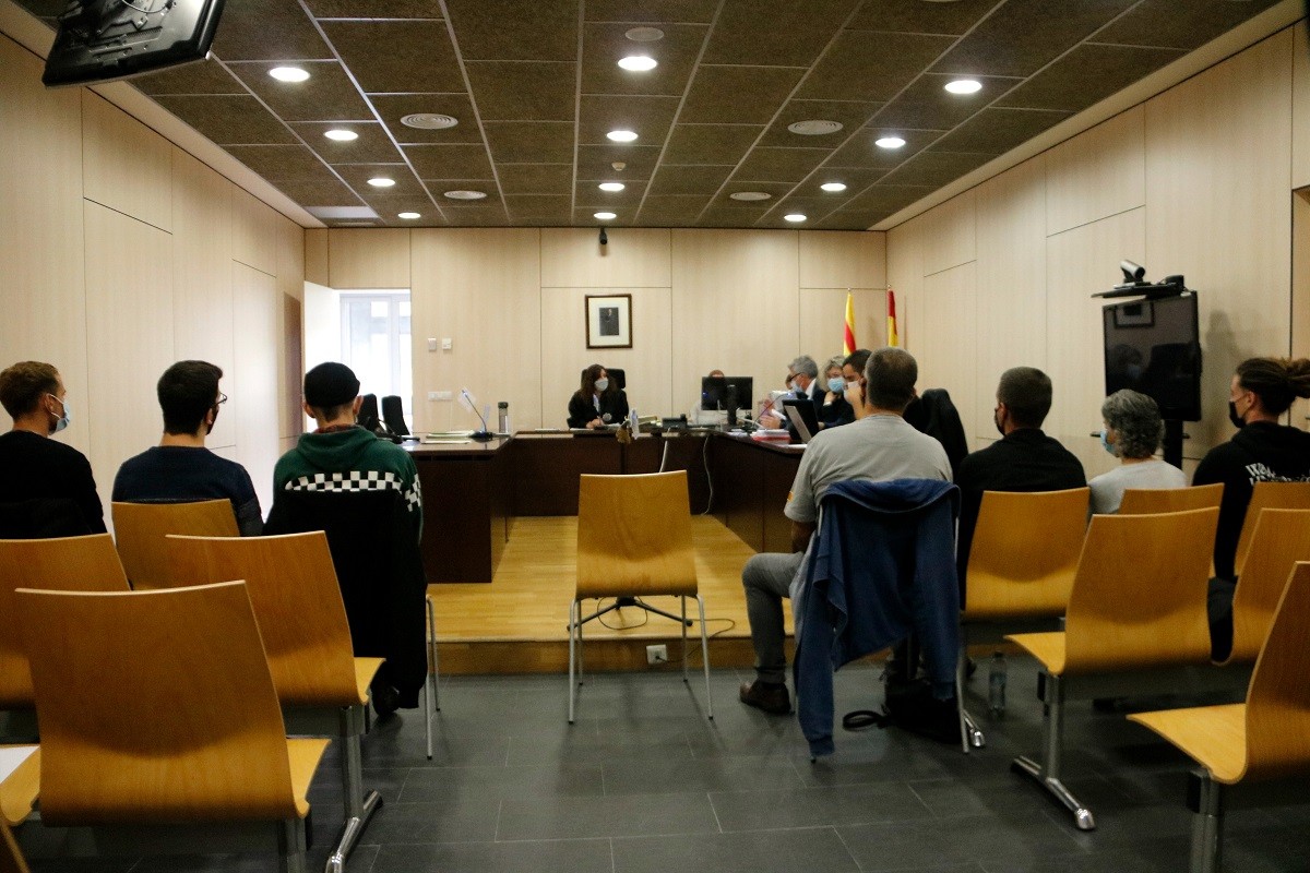 Unes 150 persones es manifesten contra l'especulació immobiliària a Barcelona