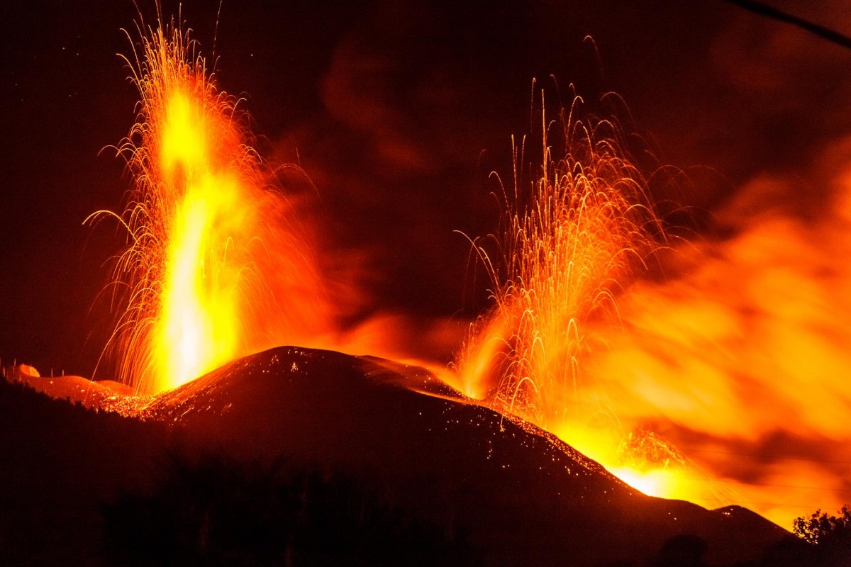 El Cumbre Vieja expulsa boles de lava que circulen muntanya avall
