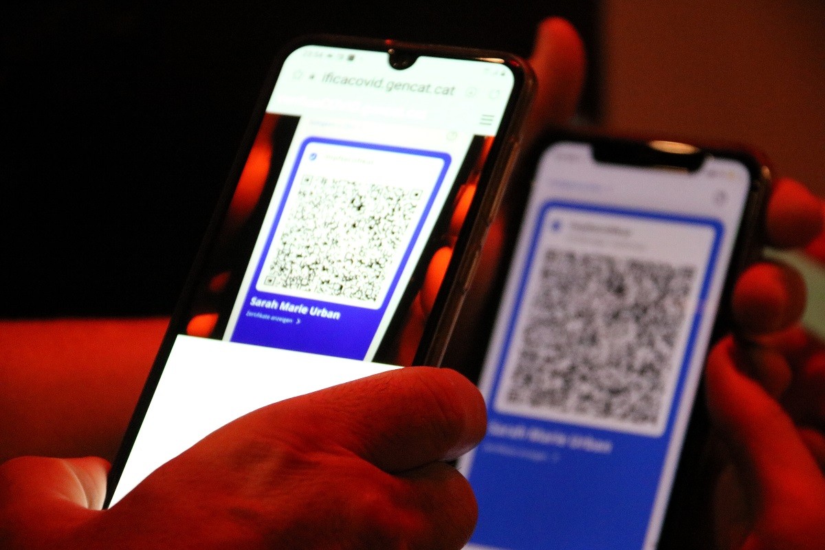 Un client d'una discoteca mostra el certificat Covid per accedir-hi. - 