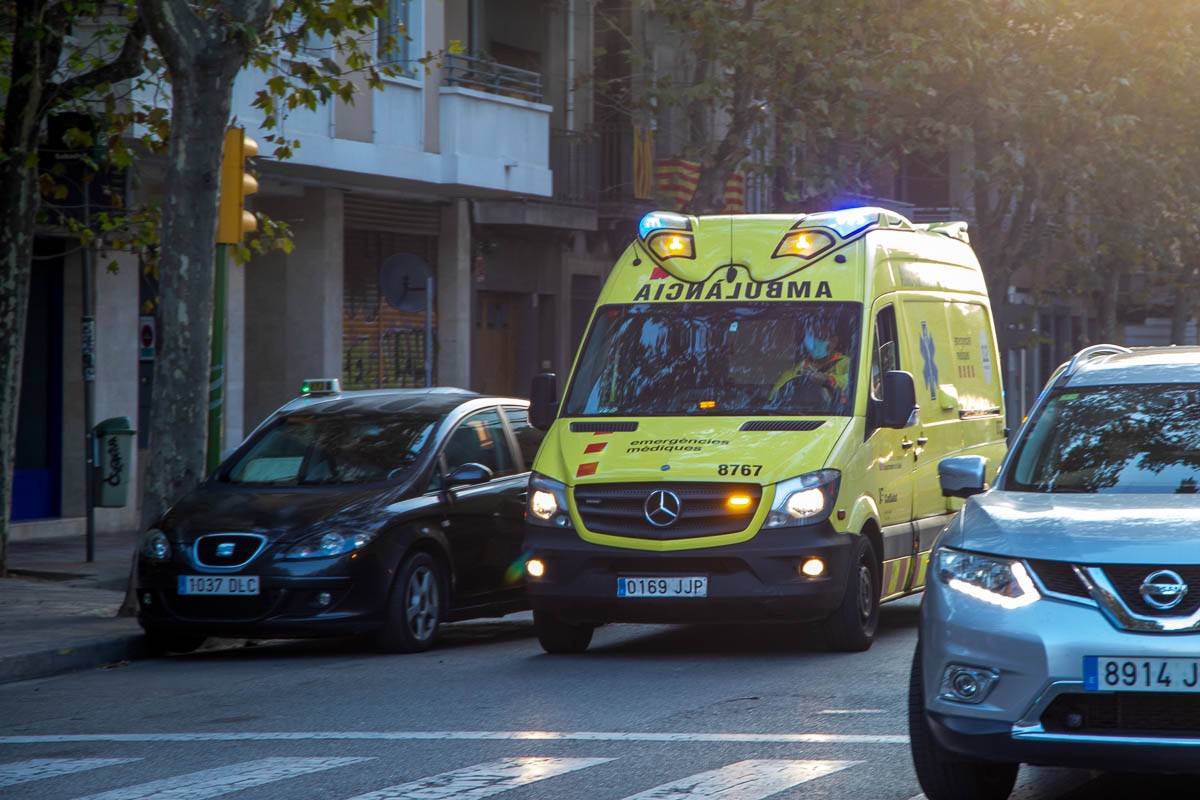 Una ambulància circulant per Sabadell. - Gala Espín