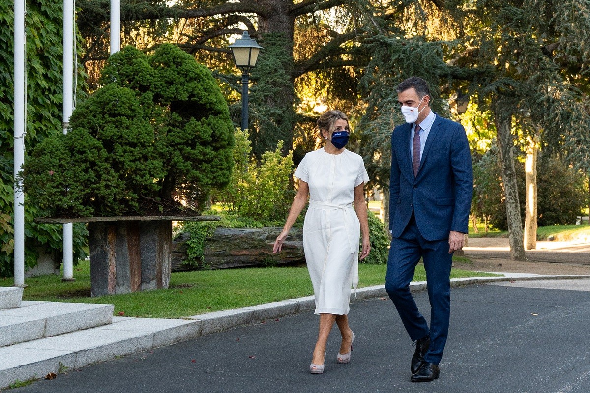 Pedro Sánchez i Yolanda Díaz, passejant a l'exterior de la Moncloa - Flickr Moncloa