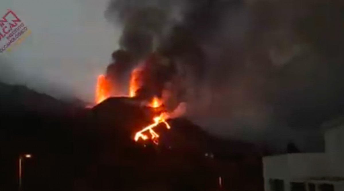 Rius de lava baixen per La Palma després que es trenqués el con