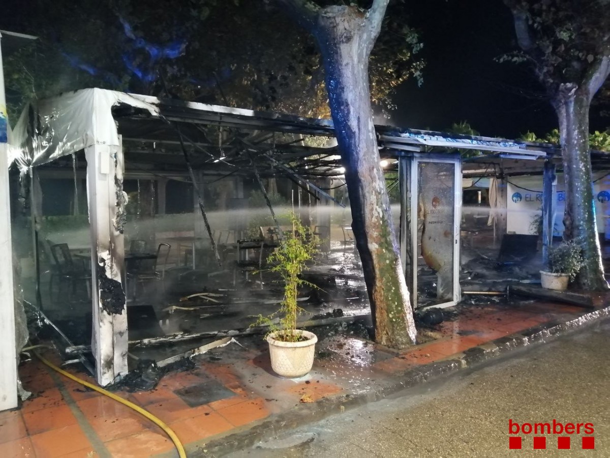 Crema una terrassa del passeig del Mar de Blanes fins a quedar totalment calcinada