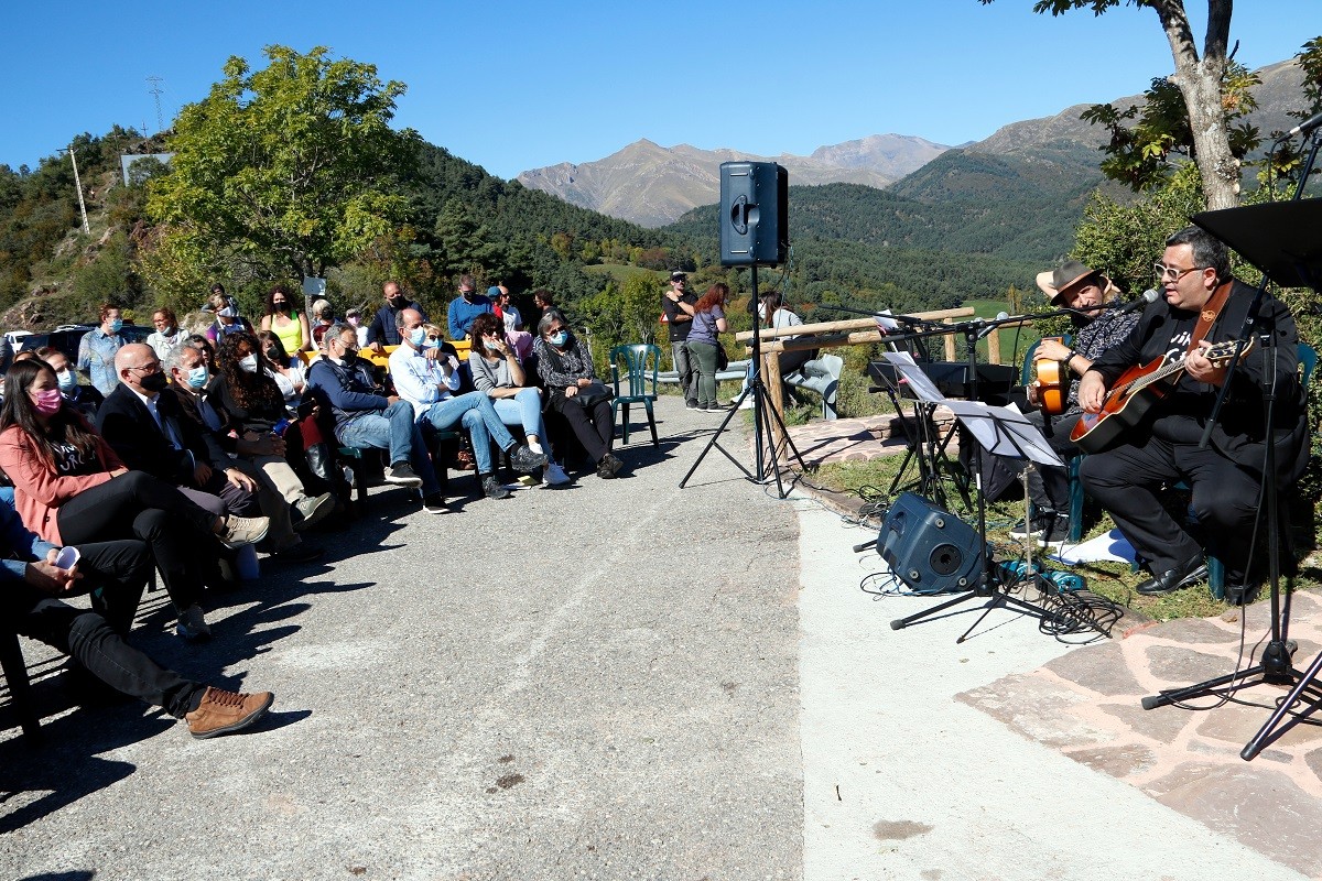Els sanitaris de l'Hospital Vall d'Hebron i Montanuy reten homenatge a Pau Donés