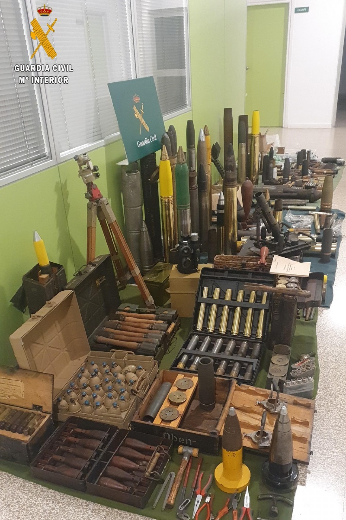 Dos detinguts per dur armes de guerra i munició en una furgoneta a la Jonquera