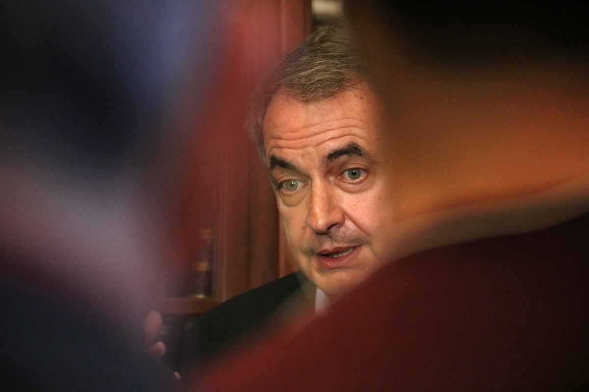 Zapatero revela que hi ha gent «pensant» una solució per a Puigdemont