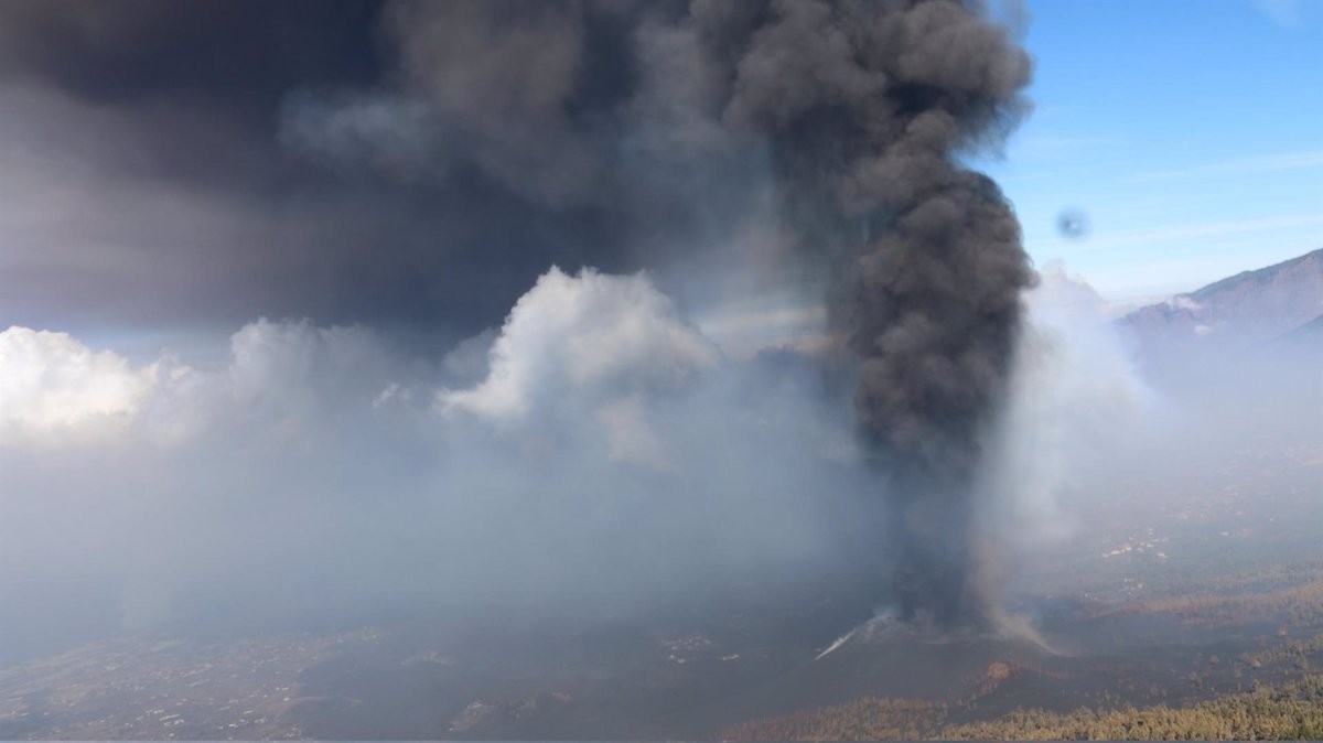 El Cumbre Vieja obliga a tancar l'aeroport de la Palma 