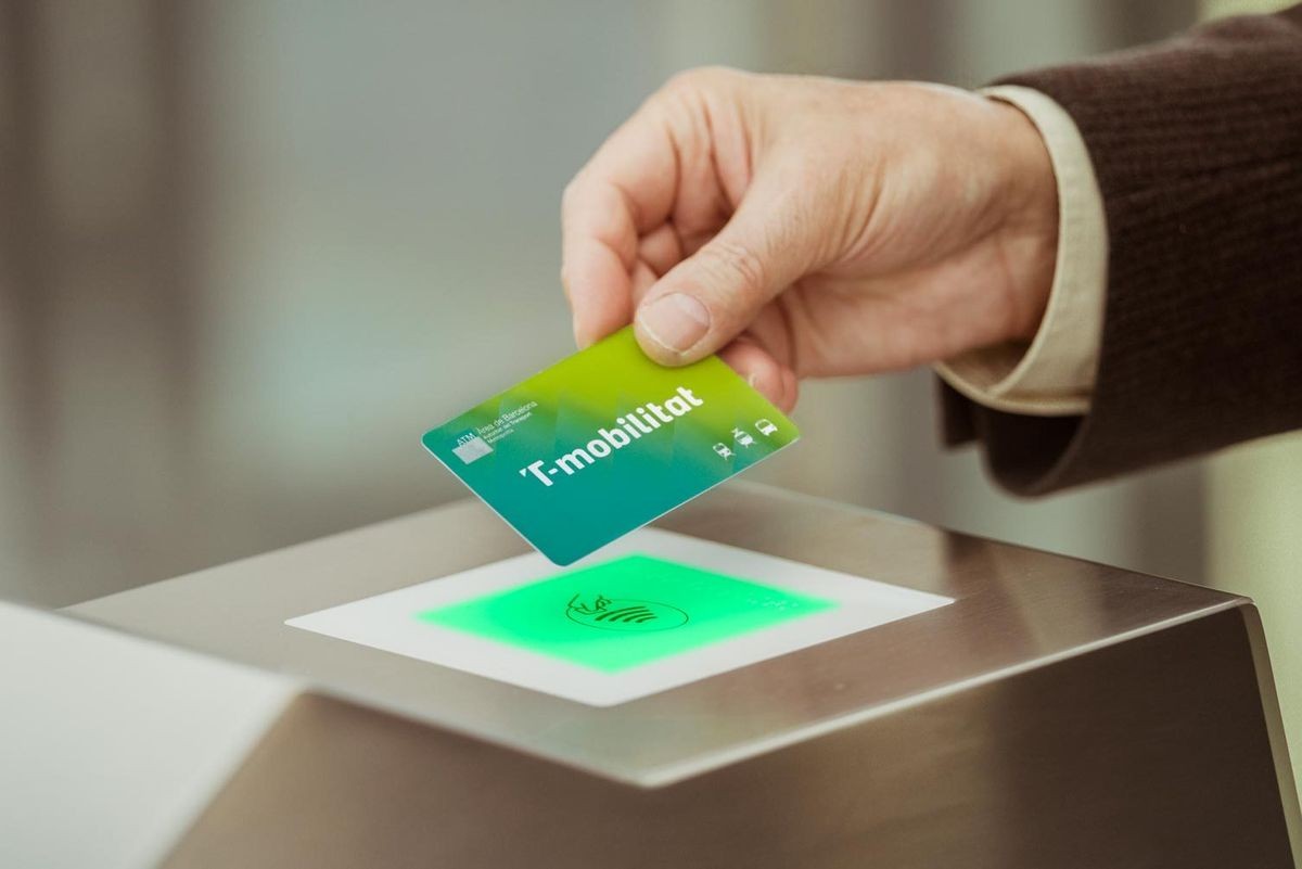 «Apagada analògica» al transport públic: la fi de les targetes de cartó serà la tardor del 2023
