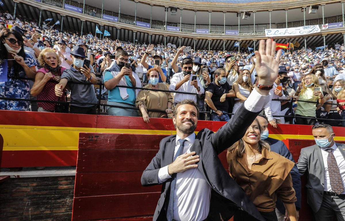 Casado, saludant els seus partidaris, en un acte del PP. - Europa Press