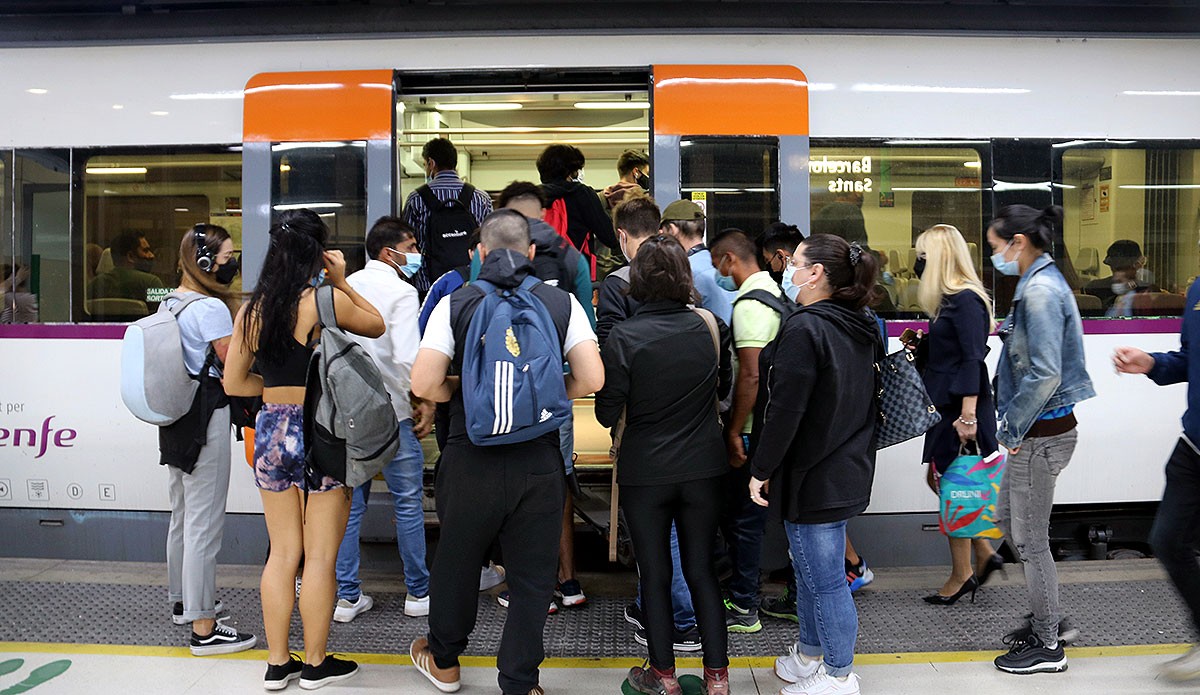 Un grup de passatgers intentant entrar en un comboi, el passat divendres - ACN
