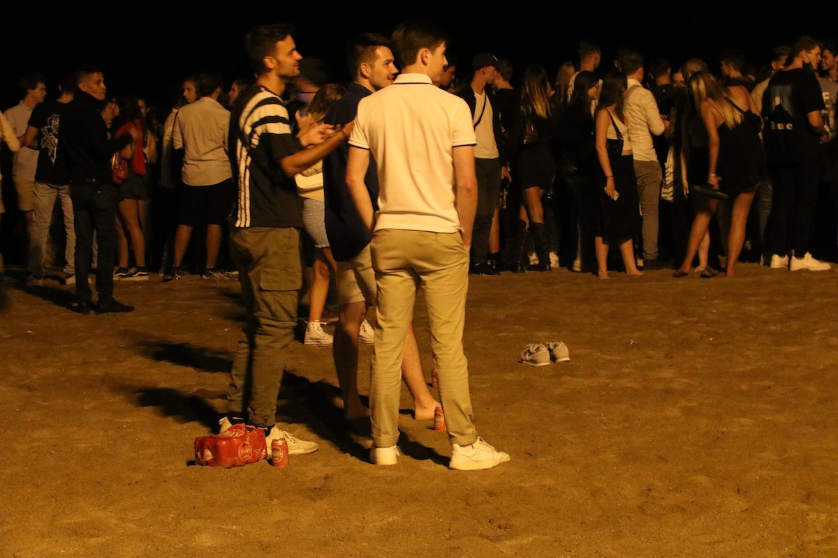 Nit de botellots a Barcelona: calma a la platja i aldarulls a Sarrià