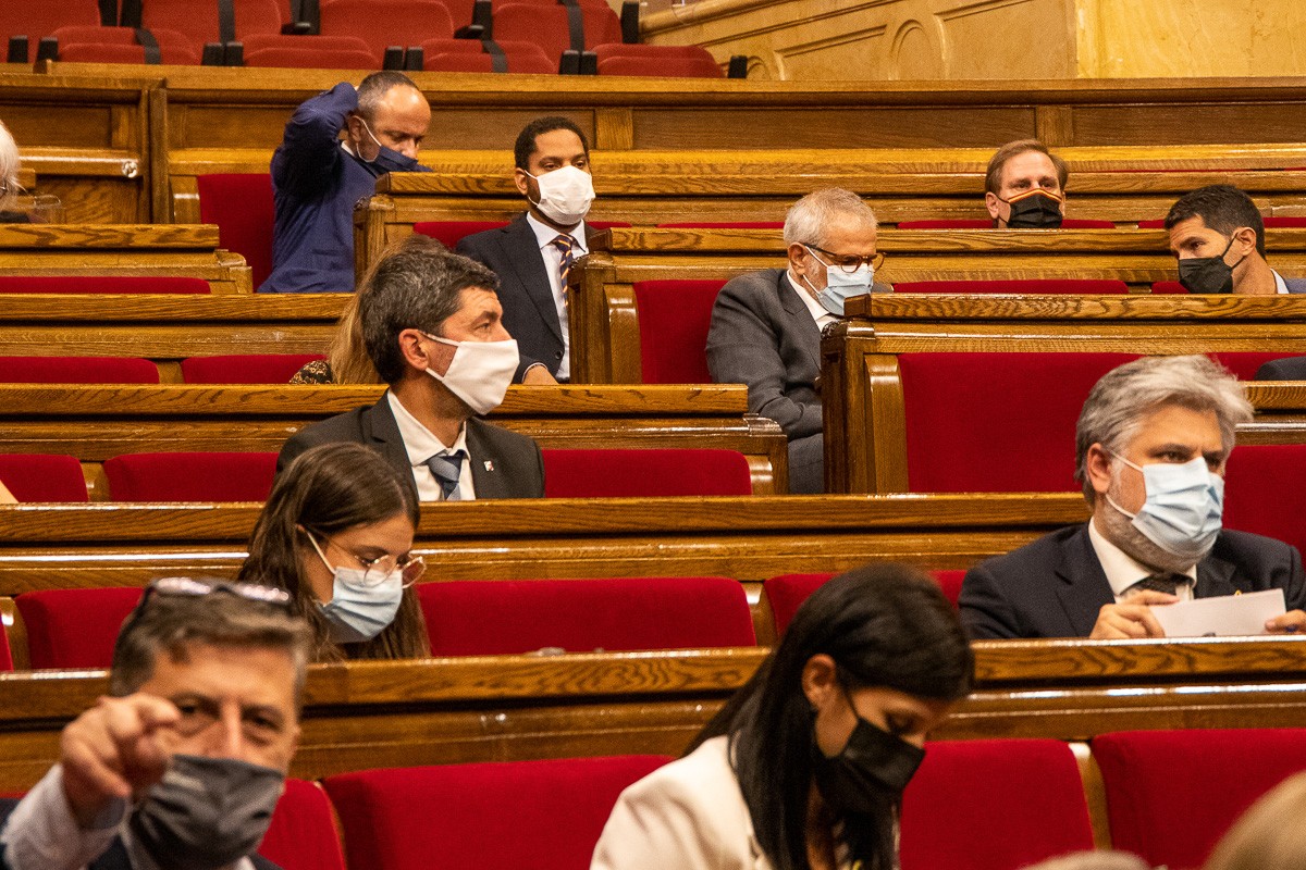 El Parlament aprova el seu pressupost sense acord polític pel sou dels diputats