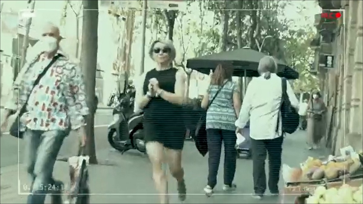 L'exdona de Mainat es passeja emmanillada pels carrers de Barcelona